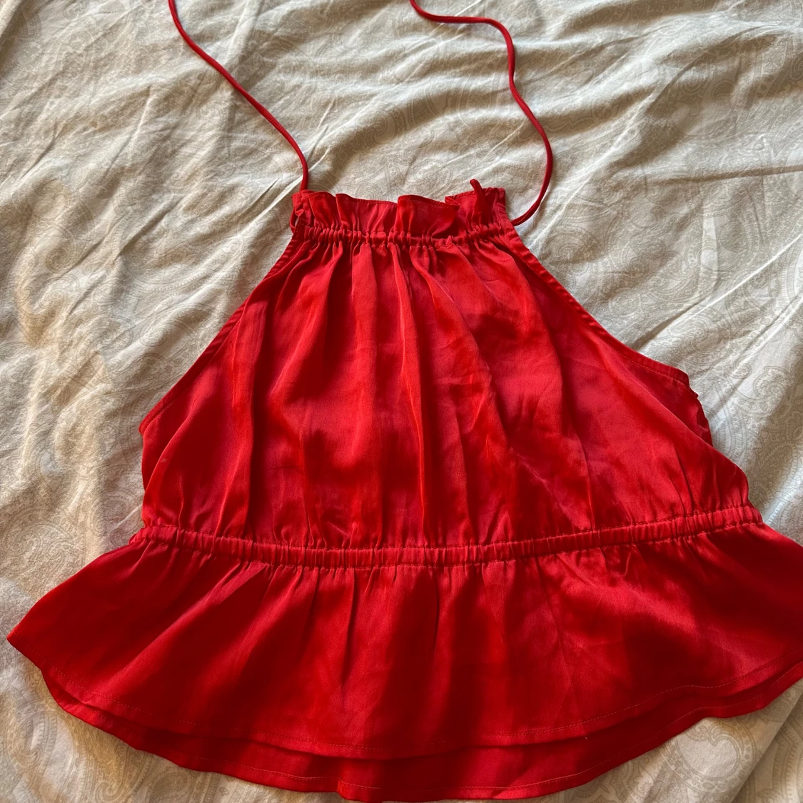 Röd volangig linnetopp med knyt