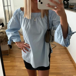 Blå topp från NA-KD - Helt ny tröja från NA-KD med prislappen kvar i strl XS. 🩵