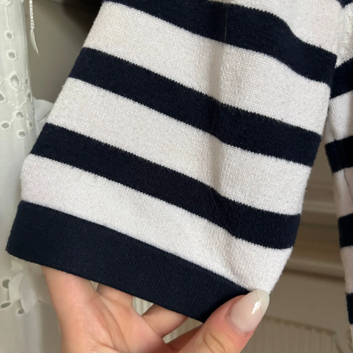 Randig stickad tröja med trekvartsärm - 1