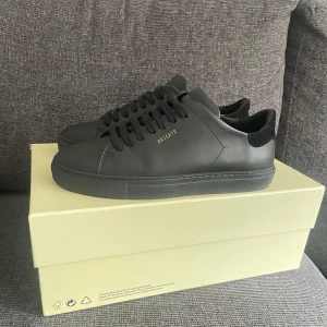 Svarta sneakers från Axel Arigato - Axel Arigato clean 90, köpte dom förra sommaren har nästan aldrig andvänt dom.  Storlek 40 boxen dustbag osv ingår 