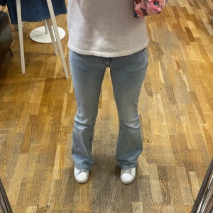 Low Rise Bootcut jeans  - Säljer ett par ljusblå bootcut jeans från Weekday. Original pris 600kr.🗽🫐  i storlek W 26 L 34 oxå S