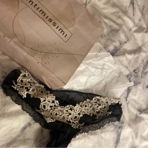 Trosor från intimissimi  - Svarta trosor från intimissimi med vita blom detaljer 