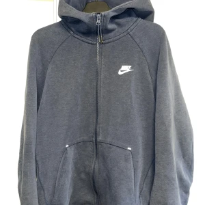 Nike tech zip hoodie - Marinblå nike tech zip hoodie, väldigt sällsynt modell i färgen marinblå. Köptes på footlocker i mall of Scandinavia ett par år sedan. Storlek M