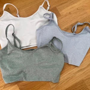 Träningstoppar  - Tre helt oanvända tränings toppar! Superfina till sommaren. 100kr för alla tre 