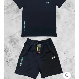 Svarta träningsshorts från Under Armour - Svarta shorts från Under Armour med färgglad logga och text på vänster ben. De har elastisk midja med snörning och är gjorda i ett lätt och snabbtorkande material, perfekta för träning eller sportiga dagar.  OBS!! Finns i alla storlekar!