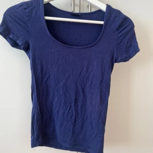 Mörkblå T-shirt  - Mörkblå T-shirt från Gina tricot🩷