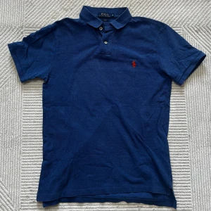 Ralph lauren piké | M - Blå Ralph lauren piké | mycket fint skick men har några små slitningar (se bilder)| om du har några funderingar tveka då inte på att höra av dig | ⚜️