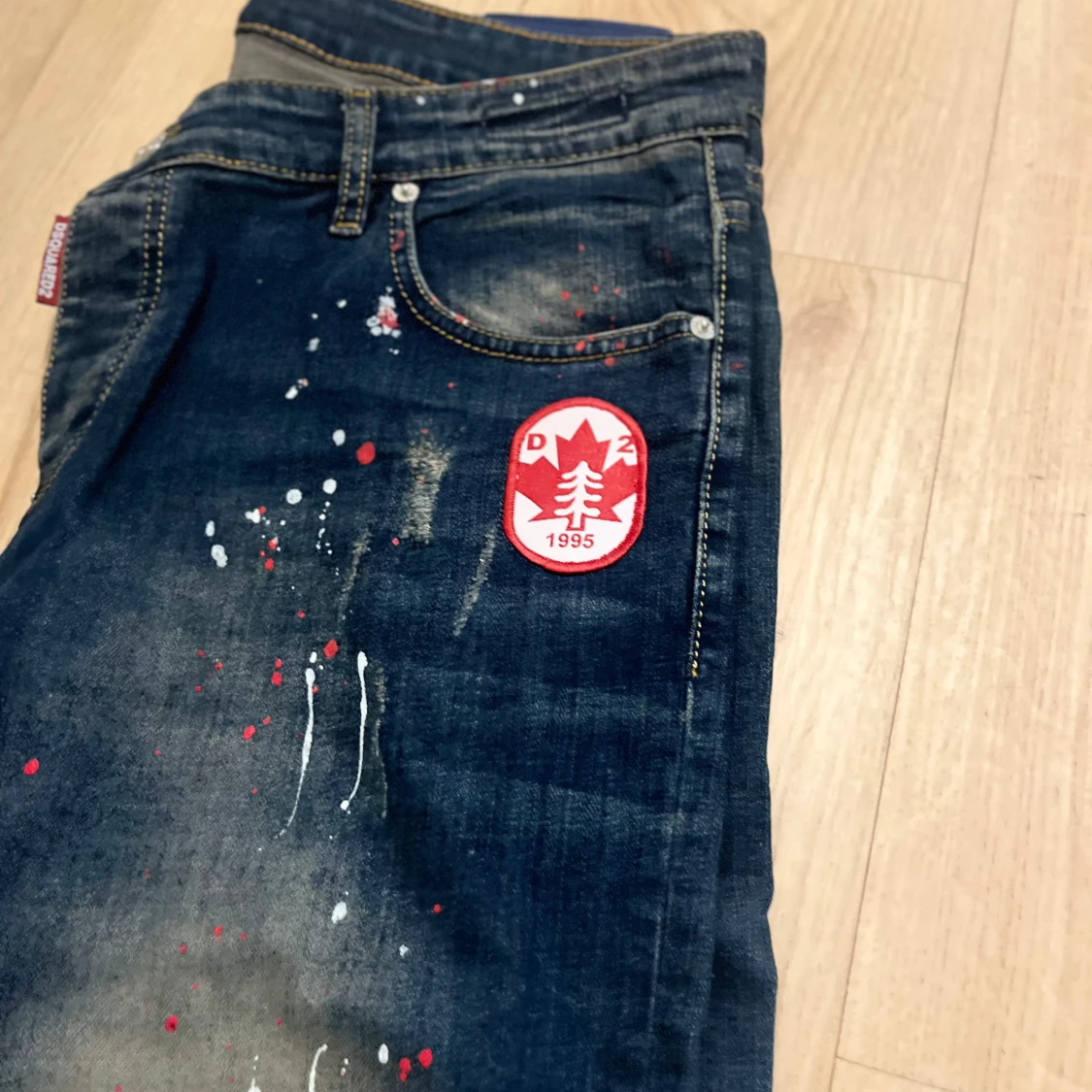 Dsquared2 jeans med patchar och färgstänk - 1