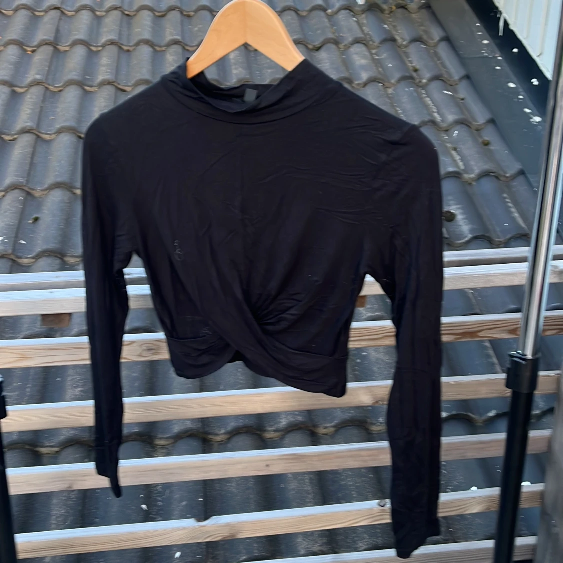 Svart croppad polotopp från Topshop