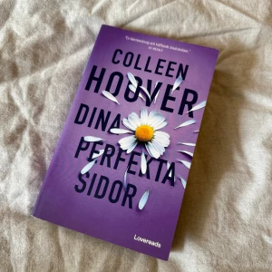 Dina perfekta sidor Collen Hoover - En känslosam och träffande bladvändare av Colleen Hoover. Perfekt för dig som gillar starka berättelser om relationer och känslor. Omslaget har en lila ton med en prästkrage, vilket ger en modern och ungdomlig känsla.