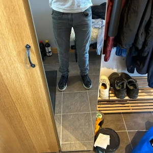 Replay Anbass jeans - Säljer nu ett par riktigt feta Replay Anbass jeans i storlek W31, L34 och färg ljusgrå. Modellen är 173 cm och väger 67kg. Jeansen har några små fläckar som är väldigt svårt att se. Priset är fast men för bara 349kr. Om du har några funderingar så är det bara att fråga på! ❇️