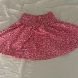 Rosa mönstrad kortkjol med resår - En rosa mönstrad kjol från meet me there. Jag har köpt den på Plick och endast använt den 2-3 ggr. Priset kan diskuteras vid snabb affär.