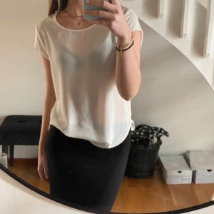 Vit blus från ONLY, strl 34 - Säljer en stilren vit blus från ONLY i storlek 34. Blusen har rund halsringning, korta ärmar och är tillverkad i ett lätt och luftigt material. Perfekt till jeans eller kjol för en clean look.