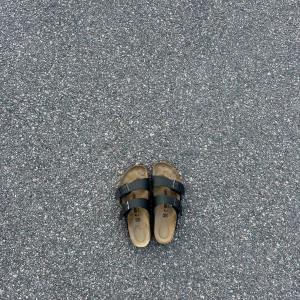 Birkenstocks (nästan nya) - Har använt dessa i ca en vecka men säljer dom pga att dom är för stora. OBS: har bara använts med strumpor så dom är fräscha. Skorna är ingångna så man slipper gå runt med hårda sulor. Storleken är 40 men passar 41-42. Meddela gärna vid frågor eller fler bilder! :)   (Orginalbox medföljer)