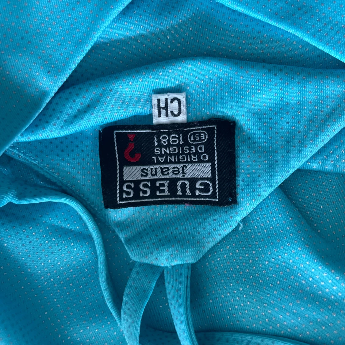 Turkos glittrig linnetopp från Guess - 3