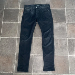 Svarta Replay Anbass Hyperflex - Säljer ett par riktigt snygga Replay jeans i storlek 32/32. Med ett skick på 7/10| Nypris: 1500kr| Hör av er vid frågor och funderingar✍️