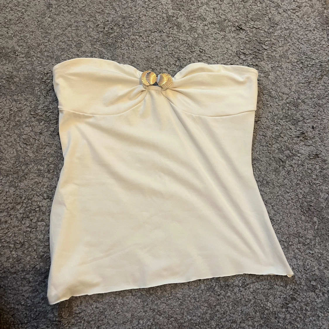 Vit tubtopp med gulddetalj - 1