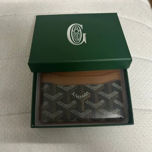 Gyrd korthållare  - Billigare pris vid snabb affär! Finns flera färger, bulk pris för köp av alla, ny skick och fler bilder finns om du frågar!