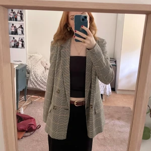 Kavaj/Blazer från Vero Moda - Beige/grå kavaj från Vero Moda med knappar som passar mig som är XS men säkert även S! Väldigt skönt material och säljer för att den inte kommer till användning 