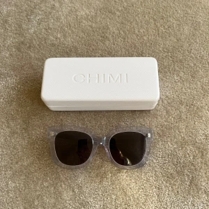 Chimi transparenta solglasögon modell 008 - Säljer mina jätte fina Chimi solglasögon modell 008. Fodral och låda får ni på köpet. Ny pris ca 1200 när jag köpte dom och använt i nästan två års tid 🥰