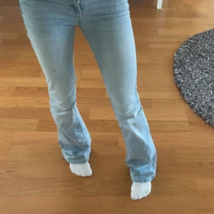 Nelly jeans - Säljer dessa jeans från Nelly i storlek 32! Dom är köpta i februari och har endast 2 defekter! Dom har varit lite långa på mig, och därför är dom lite uppgådda längst ned som ni ser på bild 3, men är inget man tänker på. På bild 2 ser ni ett litet hål som givetvis går att laga om man vill det. Hålet kom eftersom jag hade ett vasst smycke som råkade riva upp byxan, alltså inget fel på byxan i sig❤️Skriv för frågor! Nypris - 700, mitt pris - 249❤️