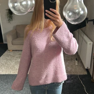 Ljusrosa stickad tröja från H&M - Supermysig ljusrosa stickad tröja från H&M med rund halsringning och långa ärmar. Tröjan har en relaxed fit och ribbade muddar vid ärmslut och nederkant. Perfekt att slänga på sig när det är kyligt ute!