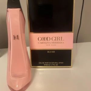 Carolina Herrera parfym - Den säljs då den ej används längre, 895kr nypris och innehåller 50ml, ca 10% av flaskan är använd.          Toppnoter: Italiensk bergamott och mandarin, mandelolja Hjärtnoter: Ylang ylang och återvunnen rosenolja Basnoter: Vanilj och tonkaböna