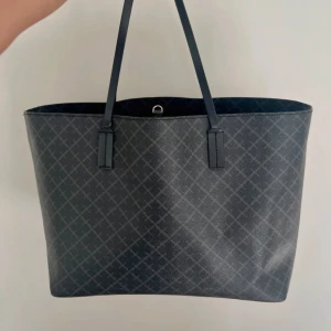  By Malene Birger väska - Abigail - En superfin väska från Marlene Birger, väskan är i okej skick (se bilder) slitage på remmarna och lite smutsig på insidan. Fina lite smått slitage på resten av väskan med (skriv för fler bilder). Annars en jättefin väska💓