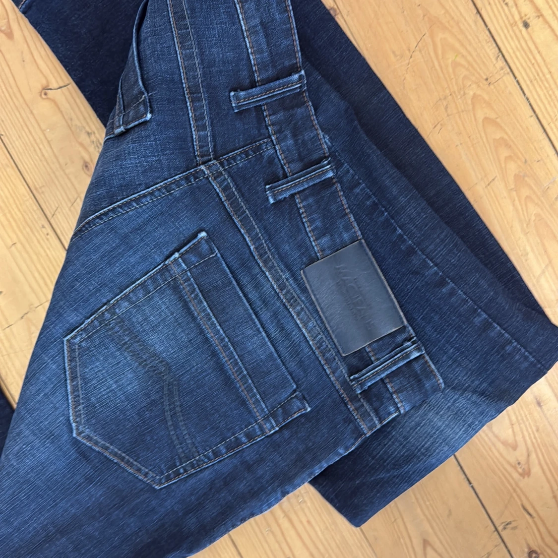 Mörkblå jeans från MAC JEANS - 2