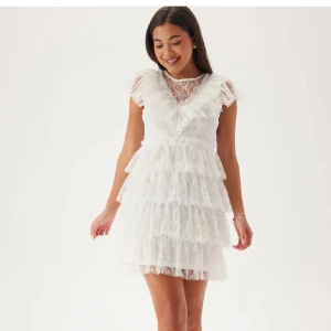 Student klänning  - Jätte fin student klänning helt ny endast använd ,pris lappen sitter kvar . Ord pris 899kr 