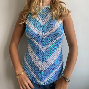 Super läcker paljettopp Ibiza vibes - Sååå snygg vintage paljettopp i läcker ljusblå färg. Verkligen ett måste i sommargarderoben! Ibiza vibes!Så snygg till sommarens fester!🔥🔥🔥 fint skick!