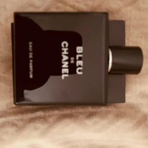 Bleu de Chanel Eau de Parfum - En elegant herrparfym från Chanel, Bleu de Chanel Eau de Parfum. Flaskan är mörkblå och fyrkantig med stilren design och tydlig logotyp. Passar dig som gillar exklusiva och klassiska dofter.
