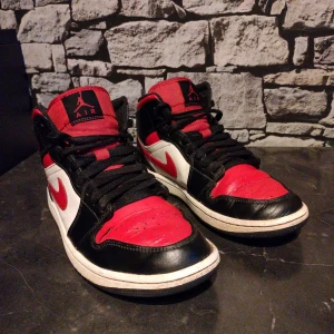 Nike Air Jordan 1s  - Säljer ett par röda Air Jordan 1 Mid, köpta ifrån Nike hemsidan, Storlek 40. Hör av dig vid minsta fundering! 🤔😊