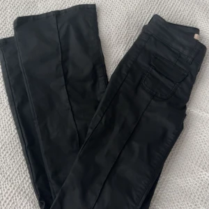 Svarta skinn bootcut-byxor från Nelly - Säljer ett par svarta skinn byxor ifrån Nelly i storlek 32, köpte fel storlek och tog av lappen så är som helt nya! Pris kan diskuteras 