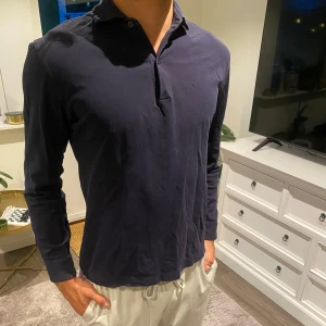 Massimo dutti tröja  - En fin tröja ifrån Massimo dutti i fint skick🤩.  Stl Medium.     Nypris 1300kr vårt pris 229kr
