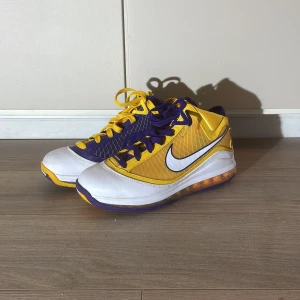 Lebron 7 ”media day” - Nike Lebron James 7 ”media day” US8 41. Använda ett fåtal gånger för att spela basket. 300kr!
