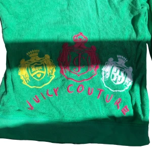 Juicy couture kofta  - Säljer för att den inte kommer till användning längre! Vet ej om den är äkta. Har vissa tråddragningar (bild 5) Köpte på sellpy där det stod L i barn, så skulle säga XS. ❣️