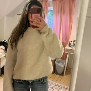Beige stickad tröja  - Mysig beige stickad tröja från Lindex. Använd 1 gång alltså i helt nytt skick, verkligen bra kvalité. Ord. Pris 399 den säljs inte längre 