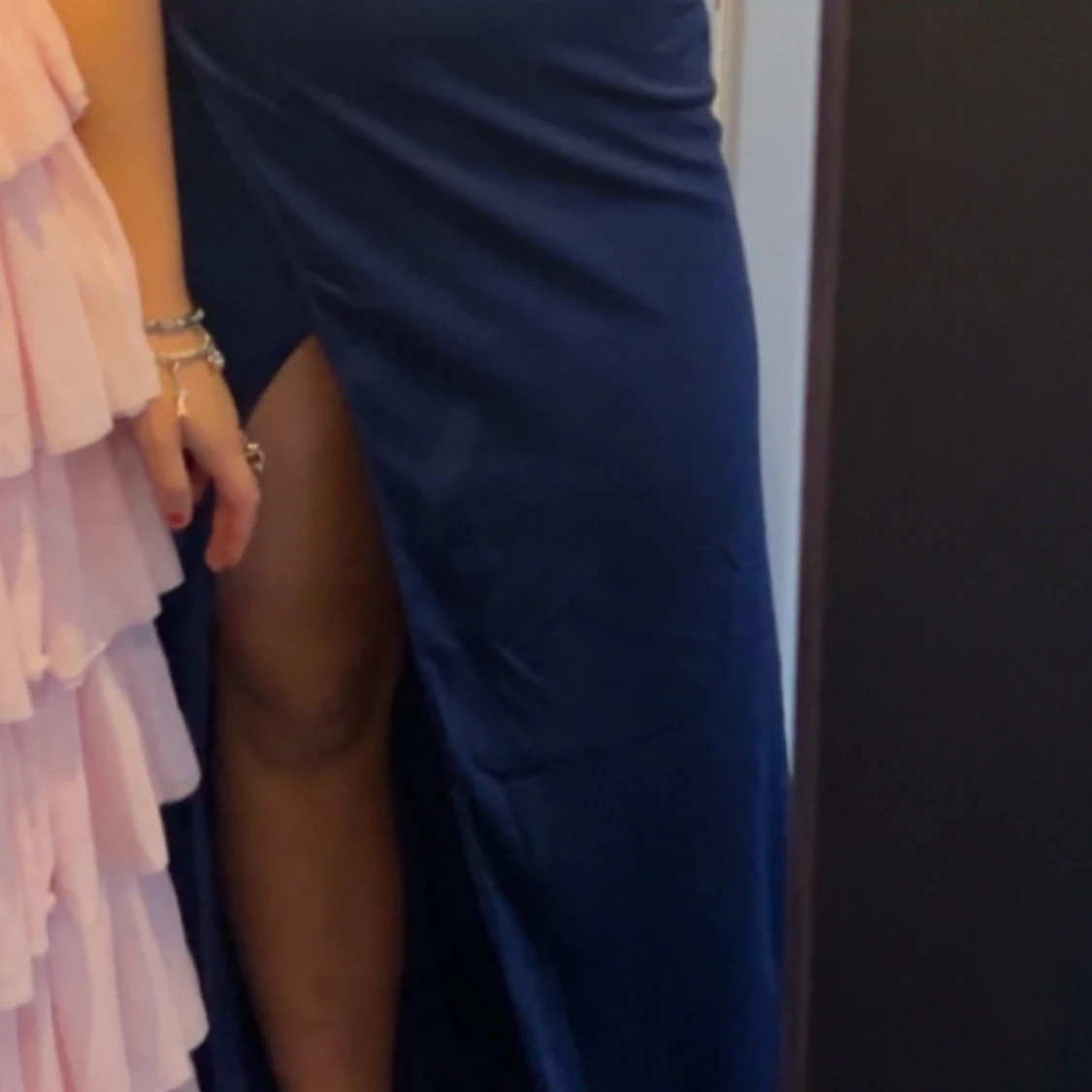 Marinblå axelbandslös långklänning med slits - 1