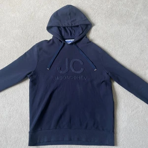 Jacob Cohën Hoodie - Jacob Cohën hoodie i väldigt bra skick - 8/10, storlek L. Hör av dig vid frågor eller funderingar