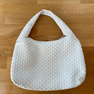 Bottega liknande väska  - En bottega liknande väska i vitt 🤍🤍
