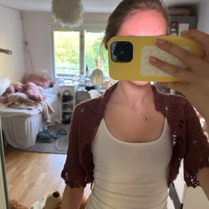 Vinröd virkad bolerotopp - Säljer en vinröd, virkad bolerotopp med korta ärmar. Perfekt att slänga över ett linne. Färgen syns bäst på sista bilden. Pris går att diskutera!!! 