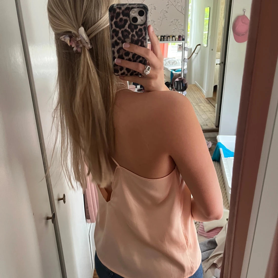 Ljusrosa linnetopp med tunna axelband - 2