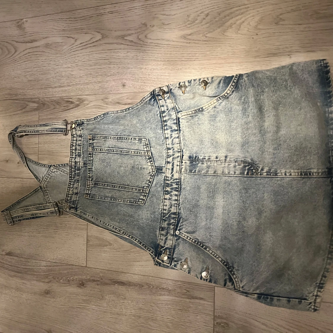 Jeansklänning med hängslen - 1