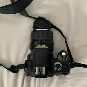 Nikon D60 - Mycket bra kamera bra att använda för T.ex Nybörjare. Hade den i 2 år men har inte använt den mycket 