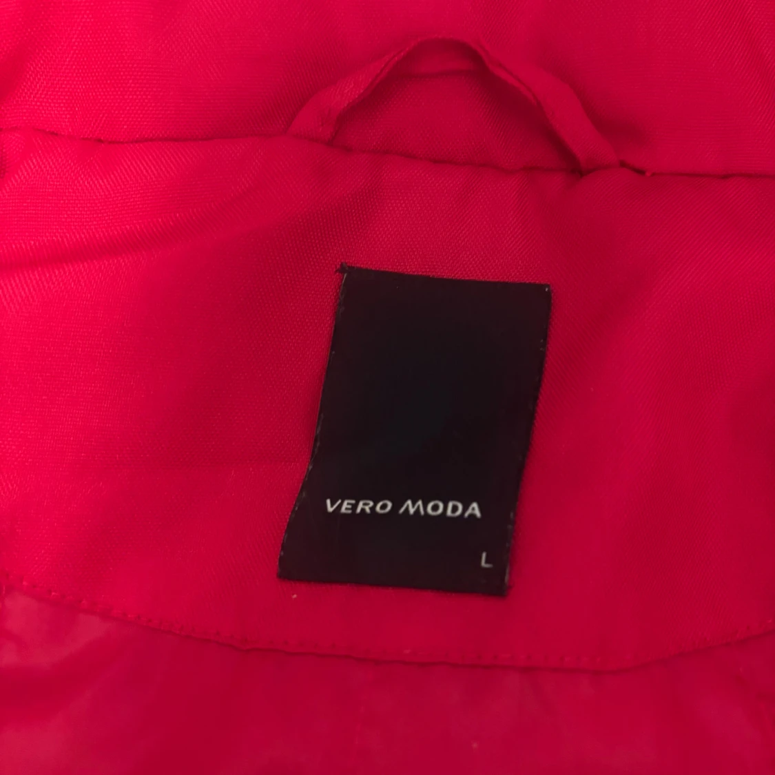 Röd pufferjacka med fuskpäls från Vero Moda - 1