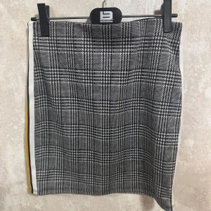 Rutig kortkjol  - Kjol för barn i strl 146/152! Rak passform och så fin 🩶