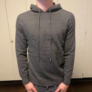 Kashmir/Merino hoodie - En skön mörkgrå Kashmir/Merino hoodie i storlek XS! Nyskick, utan defekter! Hör av dig vid frågor!🌟