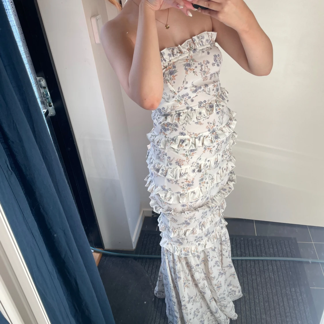 Vit blommig långklänning med volanger - 1