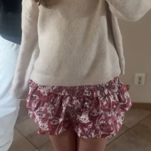 lågmidjad kort kjol i coolt mönstret  - jättefin lågmidjad kjol! ccolt mönster!